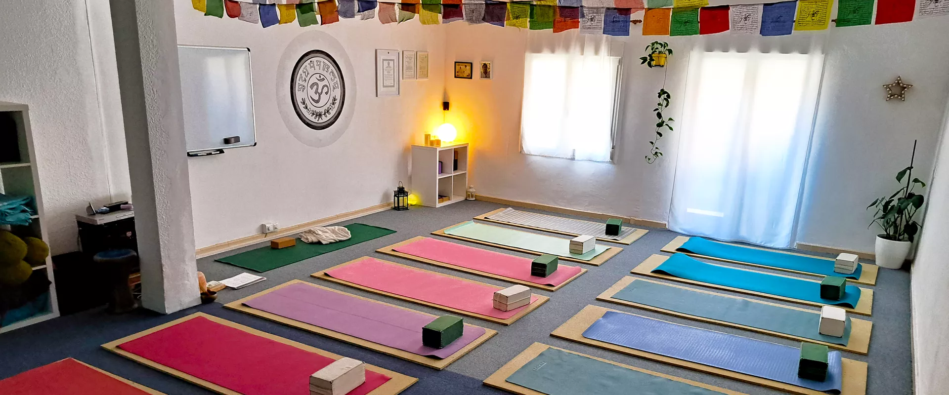 Esterillas en la escuela Yoga Dharma